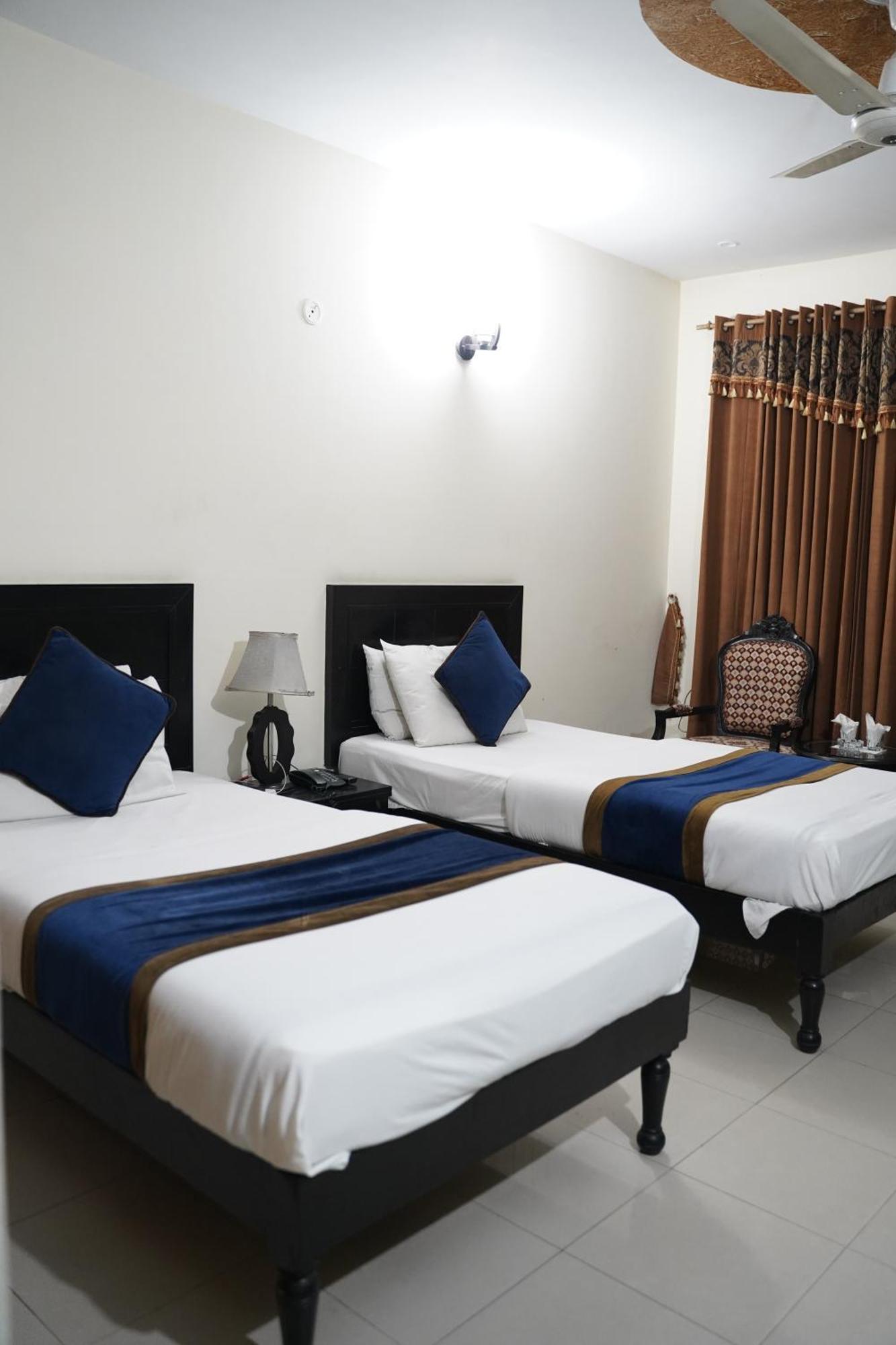 Hotel Tourist Inn Lahore Esterno foto