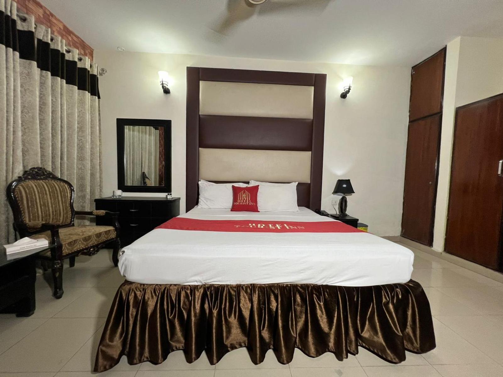 Hotel Tourist Inn Lahore Esterno foto