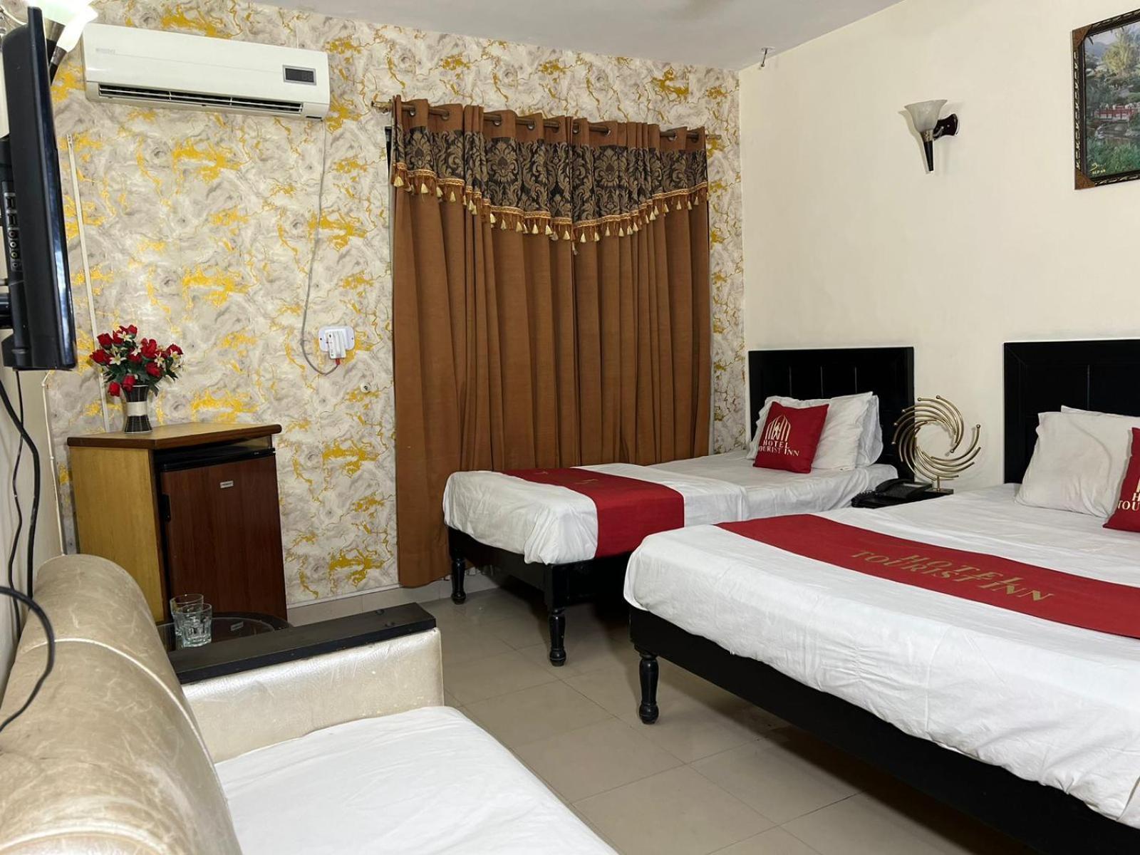 Hotel Tourist Inn Lahore Esterno foto